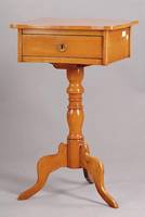 Nähtisch, deutsch, um 1860, Kirschbaumholz, Fuß gedrechselt, 1 Schublade m.Innen- Einrichtung, Schlüsselschild sek., Platte geschweift, ...