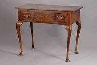 Konsolentisch/Wandtisch, England, um 1820/ 30, geschweifte Beine, 2 integr. Schubladen, z.T.mass.Nußbaum bzw.Weichholz, orig.Beschläge, ...
