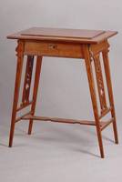Nähtisch, deutsch, um 1900, Jugendstil, Eiche mass., seitl.stiltypische Sägearbeit, aufklappbar m.Spiegeleinsatz u.Innen- Einrichtung, ca.70x56x37cm