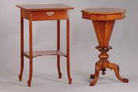 Nähtisch, England, um 1870, Korpus z.T. Nußbaum mass.bzw.Unterteil Weichholz, 3 Auslegerbeine, doppelt geschweift m. Blumenschnitzerei aus dem ...