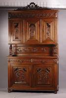 Aufsatzbuffet, Bretagne, 1880/90, Kastanienholz mass., reich geschnitzt m. Rocaillen u.Rosetten, Füllungen m. bretonischen Bauernszenen, kannelierte ...