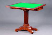 Spieltisch, deutsch, um 1840, Mahagonifurnier, säulenartiger Mittelfuß, stark profiliert, in Sechsecksockel auslaufend, 4 Füße, Platte m. gesp. ...