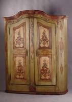Bauernschrank, süddeutsch, um 1810/20, ev. Bodenseeraum, Weichholz, Front auf Rahmen gearbeitet, Kopf doppelt geschweift, abgeplattete Ecken, Front ...