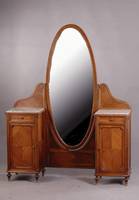 Frisierspiegel, Frankreich, um 1910, Korpus Hartholz, Nußbaumwurzelholz, gespiegelt verlegt, ovaler Spiegelteil facett., 2 integr.Schubladen, ...