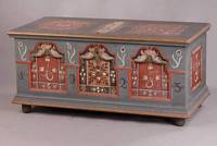 Deckeltruhe, süddeutsch, um 1830/40, Weicholz, alte Bemalung part.aufgefrischt, Front reiche gegliedert mit z.T. aufgeschnitzten Reihen in Form ...