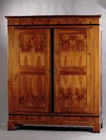 Schrank, deutsch, Baden/Pfalz, um 1830, massiv Kirschbaum, Rückenteile Weichholz, auf Rahmen gearbeitet, 6 Inlets, diese z.T. doppelt gespiegelt ...