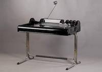 Designer-Schreibtisch bzw.Schminktisch, wohl deutsch, um 1960/65, Stahlrohr, Teilverglasung, Arbeitsteil schwarzer Kunststoff, Lampe aus der Zeit, ...