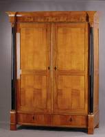 Biedermeierschrank, wohl Berlin oder mitteldeutsch, um 1820/30, Korpus auf Rahmen gearbeitet, mass.Obstholz kirschbaumfarben gebeizt, 6-fach ...