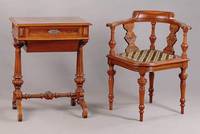 Nähtisch, deutsch um 1880/90, Gründerzeit, Korpus Hartholz/Weichholz, Untergestell massivNußbaum, eklektizistischer Stil, reiche Drechselarbeit, ...