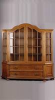 Große Prunkvitrine, Holland, um 1920, Eiche mass., gedrückte Kugelfüßen, unten 2 Schubladen, stark abgeschrägte Ecken, kassett.Füllungen, oben ...