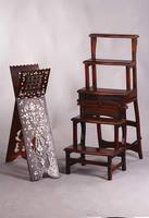 Koranständer, Marokko, um 1900, Holz reich geschnitzt, teils in Durchbrucharbeit, im oberen Bereich Drechselarbeiten, reich intarsiert mit Perlmutt, ...