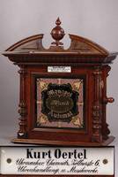 Monopol-Musikautomat, Fabrik Leipziger Musik- werke, um 1890/1900, Verteiber Kurt Öertel Chemnitz, Front verglast, rückseitig beschriftet, Gehäuse ...