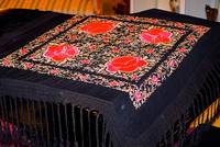 Flügeldecke, Japan, um 1900, Seide/Seide, schöne reiche Blumenstickerei, eingefasst v.Häkelarbeit u.langen Fransen, Seide z.T.besch., ca.145x145cm ...