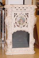Gaskaminofen, wohl Villeroy & Boch, Dresden, um 1870/80, Steingut, mittig runde bemalte Bildplatte, Schäferpaar, Barockstil, goldgehöht, ...