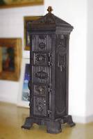 Gußeiserner Ofen, sign. Christensen, um 1910, schöner strenger Jugendstildekor, Schamottauskleidung fehlt, ca. 114x37x37 cm
