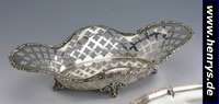 Ovale Anbietschale, Amerika, TIFFANY & Co., 925er Silber, Rand floral verz., Durchbrucharbeit, 4 Füße, ca. 7 x 33 x 20 cm, ca. 530 g