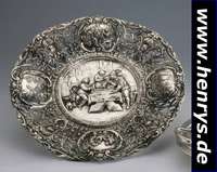 Prunkanbietschale, deutsch, Hanau um 1890/ 1900, 800er Silber, reiche Durchbruchar- beit, mittig Wirtshausszene, z.T. erhaben, aufFahne 4 Kartuschen ...