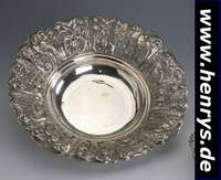 Große Anbietschale, Spanien, 800er Silber, Rand mit Durchbrucharbeit mehrfach gelappt, mit Vögeln und abstr. Fischdekor verziert, H ca. 6.5 cm, D ...