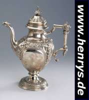Kaffeekanne, deutsch um 1870/80, Silber gepr., halplastische Löwenköpfe, abstrakt floral verziert, Ausguß mit stil. Fischkopf, perlleistenverz., ...