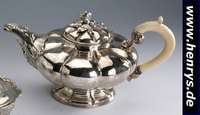 Teekanne, Frankeich um 1835/40, 950er Silber, vollplastische vegetabile Deckelbekrönung, Griff Elfenbein, Außguß reichabstrakt floral verz., ...