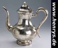 Kaffeekanne, Frankreich/Paris um 1860, 950er Silber, hervorr. Verarbeitung, reich graviert mit Rosen, Mäandermuster und Schleifen, Perlleistenverz. ...