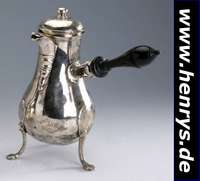 Schokoladenkanne, Frankreich um 1760, 90er Silber, aufwendige Verarbeitung, Griff Holz geschwärzt, Deckel sek., H. ca. 24 cm, ca. 650 g