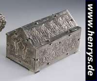 Schatulle in Form einer Truhe, Silber gepr., orientalisierend, Inschrift, ca. 12 x 12 x 20 cm, ca. 835 g, bei Schloß Feder defekt, Schlüssel anbei