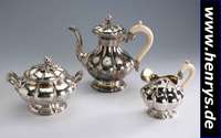 3-tlg. Kaffeeservice, Frankreich/Paris um 1840/50, Silber, bauchige Form, vegetabile Deckelbekrönungen, 2 x Elfenbeingriff, hervorragende ...