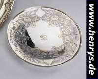 Anbietschale, Amerika, 925er Silber, Durchbrucharbeit mit Blüten, mittig ligiertes Bes.-Monogr., Standring, H ca. 3 cm, D ca. 29 cm, ca. 505 g