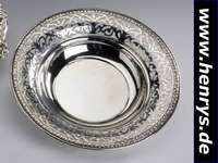 Anbietschale, Spanien, 916er Silber, Rand mit Durchbrucharbeit und floraler Verzierung, H. ca. 4 cm, D. ca. 25 cm, ca. 345 g