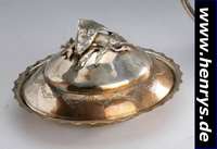 Kaviarschale, Rußland nach 1896, 84er Silber, graviert, auf Deckel aufgelegte vollplastische Fische, 11 x 19 x 15 cm, ca. 530 g