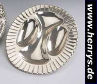 Anbietschale, wohl Mexiko, Silber gepr., 3 Vertiefungen, Rand mit Rillendekor, schwere massive Ausf., ca. 2 x 32 x 24 cm, ca. 710 g