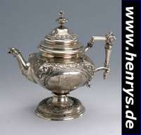 Teekanne, deutsch um 1870/80, Silber gepr., halbplastische Löwenköpfe, abstrakt floral verziert, Ausguß mit stil. Fischkopf, Perlleistenverz., ...
