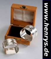 Paar Serviettenringe, England, Birmingham um 1900, 925er Silber, einseitig abge- flacht, geometrischer Dekor, Monogr.-feld frei, im orig.-Etui
