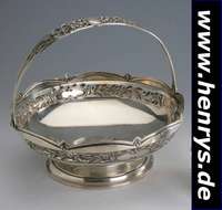 Henkelanbietschale, deutsch um 1900, 800er Silber, früher Jugendstil, florale Durch- brucharbeit, Griff umklappbar, Monogr.-feld frei, Standring, H ...