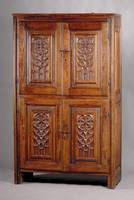 Sog. Doppelschrank, um 1880/90, nach gothischem Vorbild, Eiche massiv, Front u. Seiten auf Rahmen gearbeitet, Inlets a.d. Vollholz geschnitzt mit ...