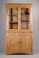 Eckschrank, norddeutsch, um 1820/30, massiv Eiche, Front auf Rahmen gearbeitet, Hirnholz, Füllungen massiv, Maserungen gegenläufig, Vitrinenteil ...
