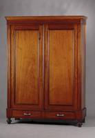 2-türiger Schrank, Frankreich, um 1900, auf Rahmen gearbeitet, Korpus HH/WH, Mahagonifurnier bzw. massiv, z.T. gesp. verlegt, punktueller ...