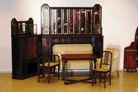 Salonzimmer, deutsch, um 1904-08, Korpus HH/WH, Eichefurnier auf Mooreiche gebeizt m. grünl. Ton, z.T gespiegelt verlegt, Intasien Mahagoni u. ...