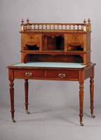Damenaufsatzschreibtisch, deutsch, um 1890, Oberteil um 1900 dazugearbeitet, Korpus WH, Nußbaum massiv, Nußbaumfurnier, zwei integr. Schubladen, ...
