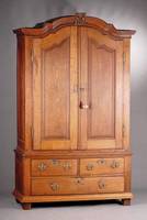 Aufsatzschrank, nordwestdeutsch/Holland, um 1760/70, 2-teilig, Eiche massiv, Front u. Seiten auf Rahmen gearbeitet, Inlets z.T. doppelt getreppt, ...