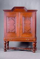 Stollenschrank, nordwestdeutsch/Holland, um 1750, Eiche massiv, Front u. Seiten auf Rahmen gearbeitet, Inlets einfach getreppt, Frontteil m. ...