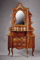 Prunkaufsatzvitrine, Dresden, um 1900/10, allseitig doppelt geschweift, Korpus WH, Wurzelnußfurnier z.T. gespiegelt verlegt, Fadenintasien, ...