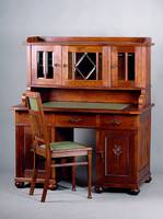 Aufsatzschreibtisch, deutsch, Jugenstil, um 1910, Korpus WH/HH, Eichenfurnier, sparsame aufgesetzte Schnitzereien, Blattfriesleiste, Oberteil ...