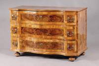 Dreifach geschweifte Barockkommode, mitteldeutsch, wohl Dresden um 1750/60, Korpus WH, Wurzelnußfurnier z.T. gespiegelt verlegt, Fadenintasien, ...
