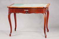 Damenschreibtisch, süddeutsch, um 1840/50, Korpus WH/HH, Zarge allseitig geschweift, Zierleisten aufgesetzt in Rocaillenform m. Akantusblattverz., ...