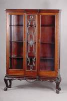 Glasvitrine, England, 20er Jahre, Korpus HH,3 Einlegeböden, Mittelteil leicht herausragend m. aufgel. Schnitzereien, Fußteil u. Unterteil vielfach ...