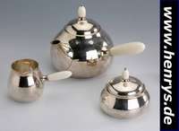 3-teil. Teeservice, GEORG JENSEN, Entwurf 1936, nach 1945 hergestellt, 925er Silber, Handarbeit, aufwendig, best. aus: Teekanne, Sahnegießer und ...