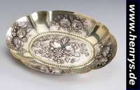 Anbietschale, Hanau um 1900/10, 800er Silber, Meistermarke MR, erhabener Früchtedekor, Perlleistenverzierung, ca. 3 x 23 x 17 cm, ca. 250 g