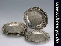 12 Untersetzer, deutsch, Hanau um 1900, 835er Silber, reich mit Blumen verziert, Rand mit Durchbrucharbeit, D ca. 12 cm, total ca. 1065 g